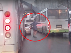 Маршрутчик прищемил женщине сумку и протащил несколько метров в Воронеже