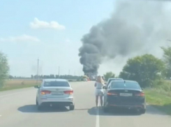 Огромные клубы дыма встревожили автомобилистов под Воронежем