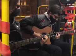 Необычный рок-концерт в условиях локдауна сняли в салоне воронежского автобуса 