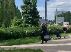 Трепещи, мусорка: мужчина напал на урну в Воронеже