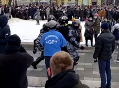 ОМОН закидали снежками во время жесткого задержания протестующего в Воронеже