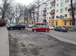 В Воронеже иномарка откатилась с парковки и на час перегородила проезжую часть