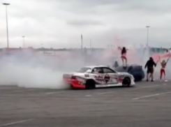 Четыре девушки станцевали  в центре мощного дрифта в Воронеже