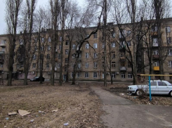 Подвал дома, где жили бомжи, затопило нечистотами в Воронеже