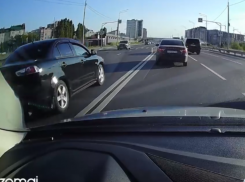 Дерзкий торопыга наплевал на правила и попал на видео в Воронеже 