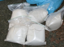 В палисаднике одного из дворов Воронежа обнаружен тайник с наркотиками