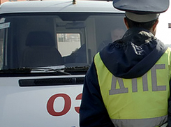 В Воронежской области пассажир легковушки и мотоциклист погибли, врезавшись в деревья