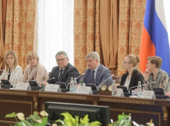 Губернатор Гусев ждёт от молодёжи того, что не родилось в «умах областного уровня»