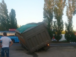 В Воронеже 60-тонный самосвал провалился в колодец водоснабжения
