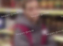 Обматерили и бросили окурок: мужчина приМАГНИТился к проблеме в магазине