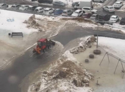 Детеныш трактора от души порезвился в воронежской луже