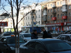Сотрудники ДПС просят воронежцев переходить дороги по пешеходным переходам