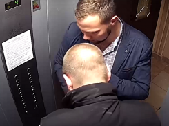 Спиртовой Халк уничтожил лифт и приятеля на видео в Воронеже