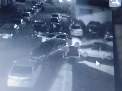 Воронежцы ищут водителя Mercedes, который протаранил припаркованные машины 
