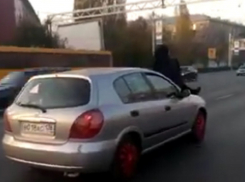 Поездка девушки на капоте иномарки по Воронежу попала на видео