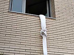 В Воронеже 15-летняя девушка упала с третьего этажа при попытке сбежать из дома 