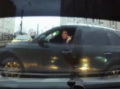 Автохам распальцовской остановил машины в Воронеже и попал на видео 