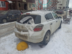 Воронежцы заблокировали железными грибками машину соседа за неудачную парковку