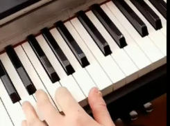 Спасенный воронежский музыкант сыграл на пианино в благодарность врачам
