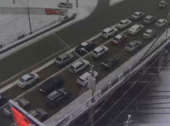 Снегопад парализовал движение на дорогах Воронежа