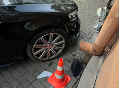 «Mercedes» сбил двух пешеходов на тротуаре в центре Воронежа