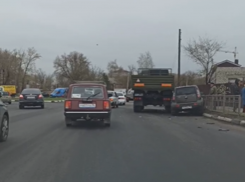 Военный грузовик зажал легковушку у забора и попал на видео в Воронеже