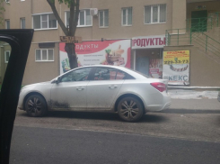 Рабочие облили иномарки битумом во время ремонта дороги в центре Воронежа