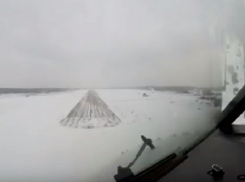 Посадку в заснеженный аэропорт Воронежа сняли на видео из кабины пилота