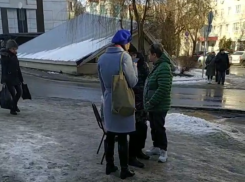 Женщина упала в обморок на льду в Воронеже 
