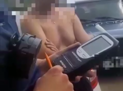 Полицейские опубликовали видео с полуголым воронежцем, который протаранил припаркованную иномарку 