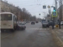 Легковушка мощным ударом развернула ПАЗ в Воронеже