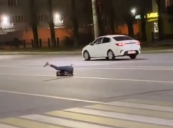 Девушку без комплексов застали в странной позе посреди дороги в Воронеже 