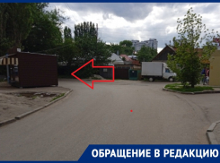 «При выезде из двора видимость нулевая»: воронежец раскритиковал установку киоска 