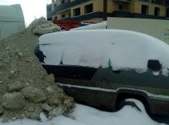 В Воронеже припаркованный минивэн засыпали снегом и льдом