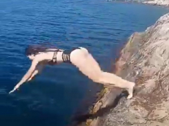 Экстремальный прыжок воронежской акробатки с идеальной фигурой сняли на видео