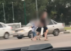Недобросовестный поступок женщины с двумя детьми попал на видео в Воронеже