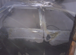 В Воронежской области сгорела «Лада Приора» и деревянный навес