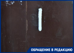  В Воронеже массово обматывают бинтами дверные ручки из-за коронавируса