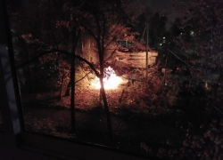 Пылающий Mitsubishi Pajero попал на видео в Воронеже 