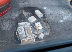 Кирпично-отчаянный способ закрыть опасную дорожную яму использовали в Воронеже