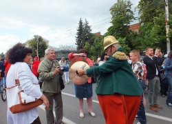 На парад уличных театров вышли тысячи воронежцев (ФОТО-ВИДЕО)