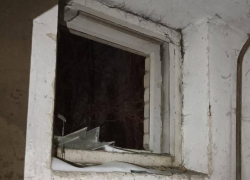Выбитое окно заставляет мерзнуть целый дом в Воронеже