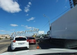 ДТП остановило движение на оживленной дороге в Воронеже
