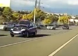 Эпичный фейл с капотом сняли на дороге в Воронеже 