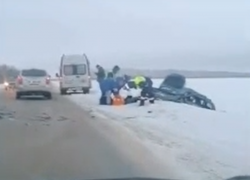 Видео: скорая спасает людей после ДТП на дороге под Воронежем 
