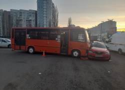 Автобус протаранил иномарку в Воронеже 