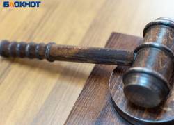 Директора воронежской школы отдали под суд за вымогательство зарплаты с подчиненной