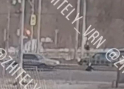 Момент ДТП, где сбили девушку на пешеходном переходе, попал на видео в Воронеже