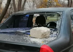 Скинули булыжник на машину: о странных похождениях парочки рассказали воронежцы 