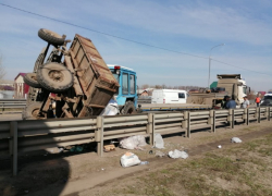 Опубликованы фото ДТП с трактором и КамАЗом под Воронежем